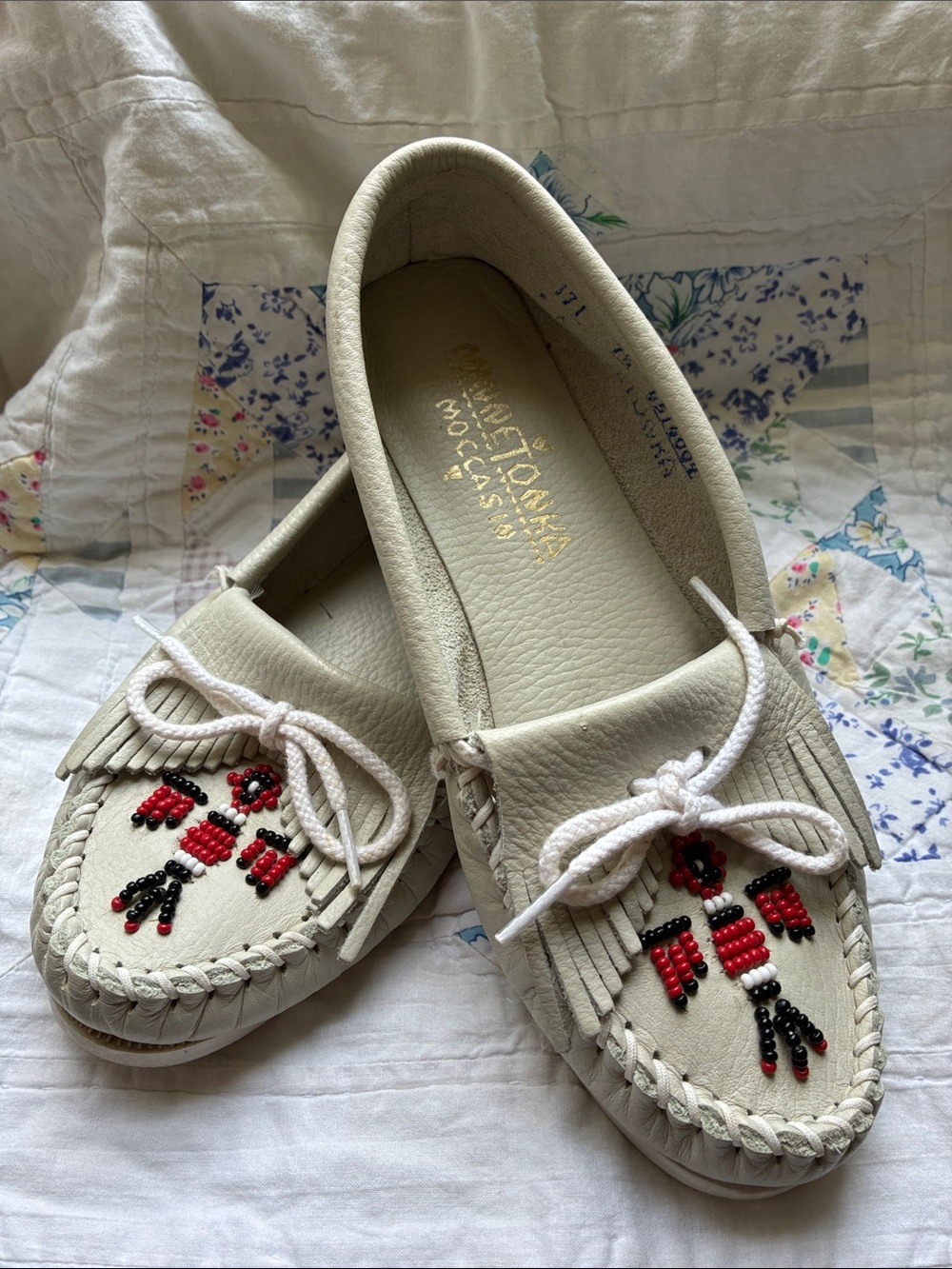 Vintage Minnetonka Women's White Beaded Kiltie Moccasin 7.5
